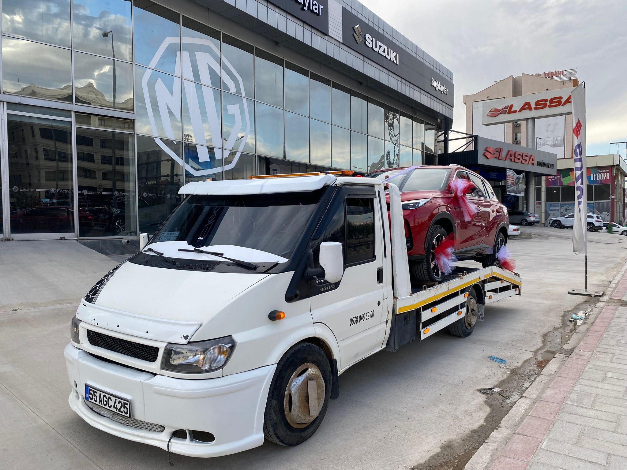 Van oto çekici düğün konvoy aracı çekme